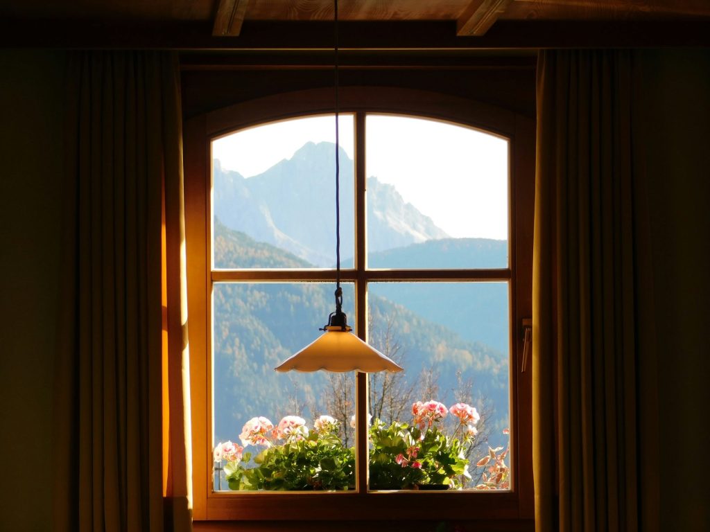 Fenêtre avec vue montagneuse